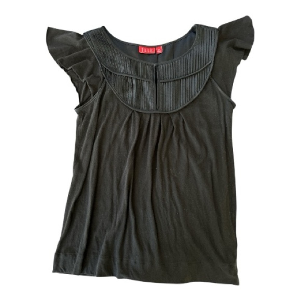 ELLE black cotton pullover top, sz M cap flutter sleeves, pleats, full fit.